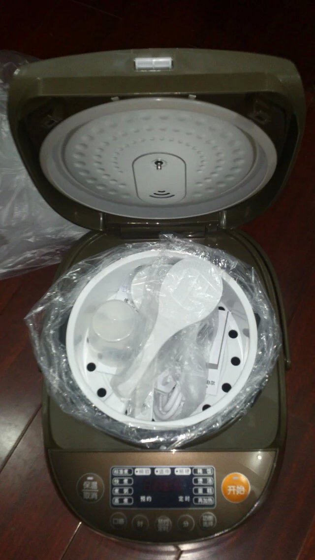 打开的电饭煲